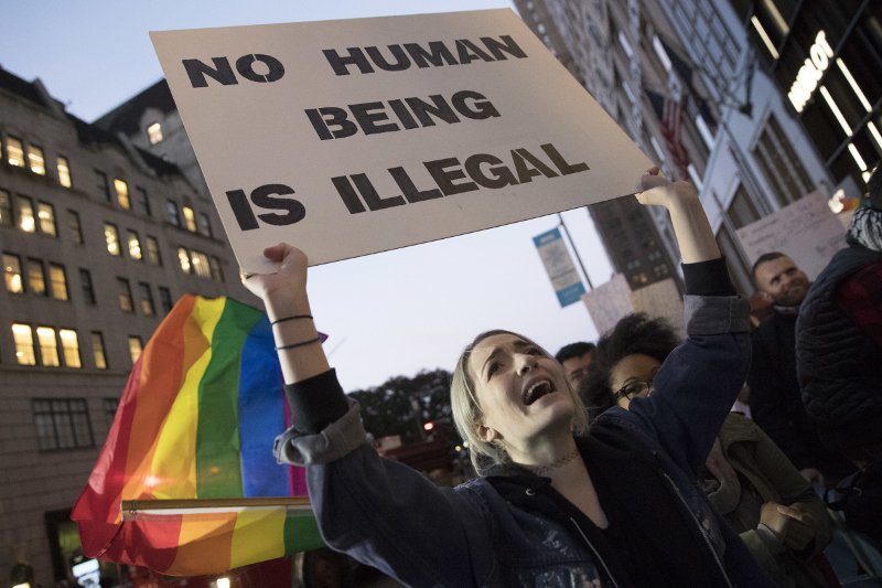 Χιλιάδες διαδήλωσαν κατά του Τραμπ σε πόλεις των ΗΠΑ -Επεισόδια και συλλήψεις στην Ιντιανάπολις [εικόνες] | iefimerida.gr 0