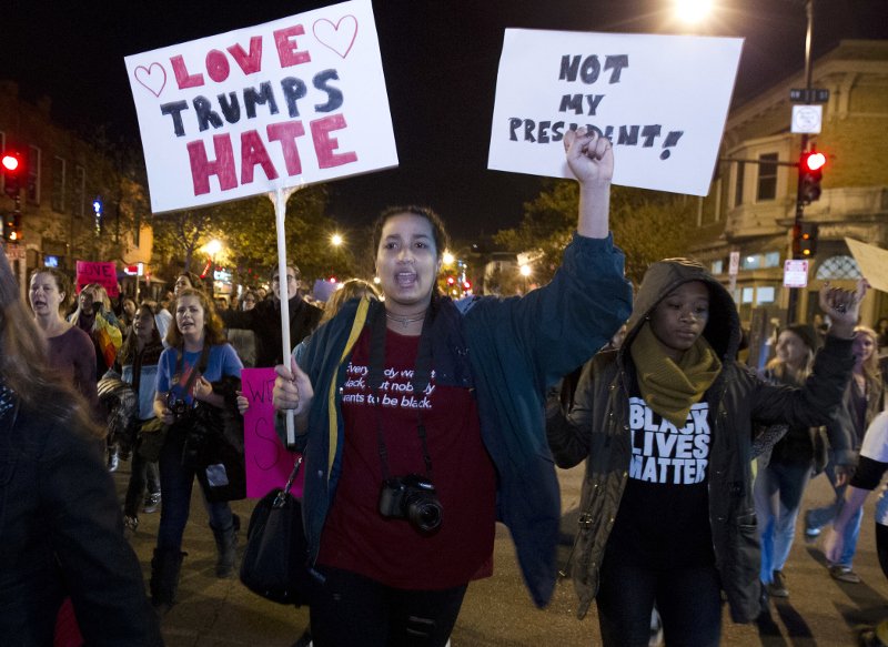 Χιλιάδες διαδήλωσαν κατά του Τραμπ σε πόλεις των ΗΠΑ -Επεισόδια και συλλήψεις στην Ιντιανάπολις [εικόνες] | iefimerida.gr 2