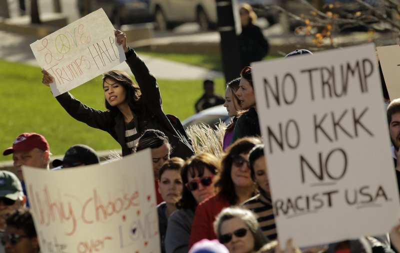 Χιλιάδες διαδήλωσαν κατά του Τραμπ σε πόλεις των ΗΠΑ -Επεισόδια και συλλήψεις στην Ιντιανάπολις [εικόνες] | iefimerida.gr 3