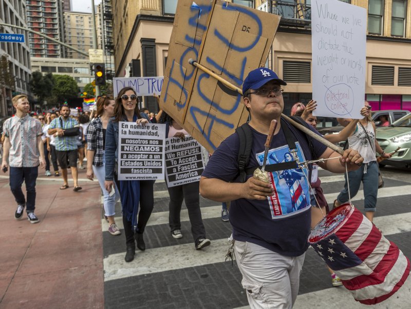 Χιλιάδες διαδήλωσαν κατά του Τραμπ σε πόλεις των ΗΠΑ -Επεισόδια και συλλήψεις στην Ιντιανάπολις [εικόνες] | iefimerida.gr 6
