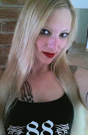 Πορνοστάρ διαφήμιζε ακροδεξιό κόμμα -Την απέλυσαν γιατί είχε επαφή με μαύρο άνδρα σε ταινία [εικόνες] | iefimerida.gr 0