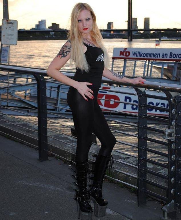 Πορνοστάρ διαφήμιζε ακροδεξιό κόμμα -Την απέλυσαν γιατί είχε επαφή με μαύρο άνδρα σε ταινία [εικόνες] | iefimerida.gr 5