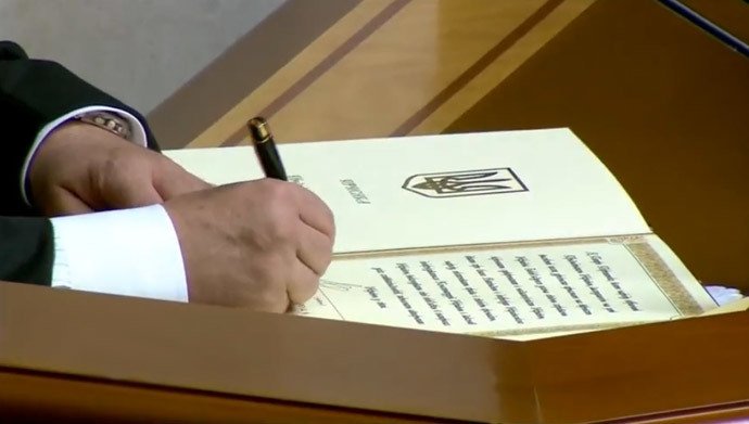 Με το μαστίγιο και το καρότο ορκίστηκε ο νέος πρόεδρος της Ουκρανίας: Θέλει και την ειρήνη και την... Κριμαία [Εικόνες] | iefimerida.gr 2