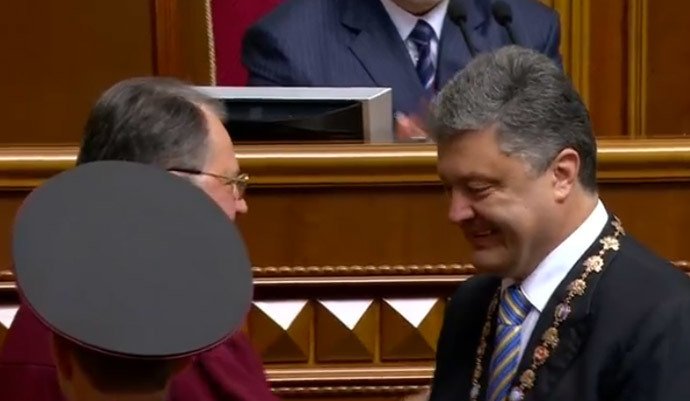 Με το μαστίγιο και το καρότο ορκίστηκε ο νέος πρόεδρος της Ουκρανίας: Θέλει και την ειρήνη και την... Κριμαία [Εικόνες] | iefimerida.gr 3