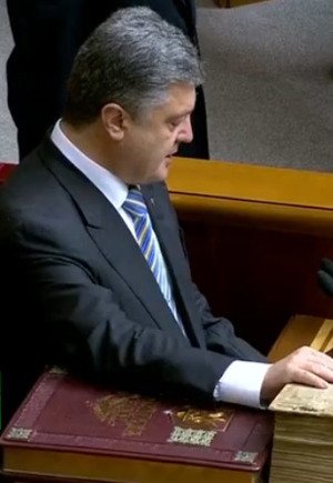 Με το μαστίγιο και το καρότο ορκίστηκε ο νέος πρόεδρος της Ουκρανίας: Θέλει και την ειρήνη και την... Κριμαία [Εικόνες] | iefimerida.gr 0