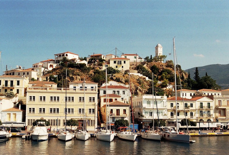 Mια ανάσα δρόμος: Δύο από τα ομορφότερα νησιά της Ελλάδας δίπλα στην Αθήνα [εικόνες] | iefimerida.gr 0