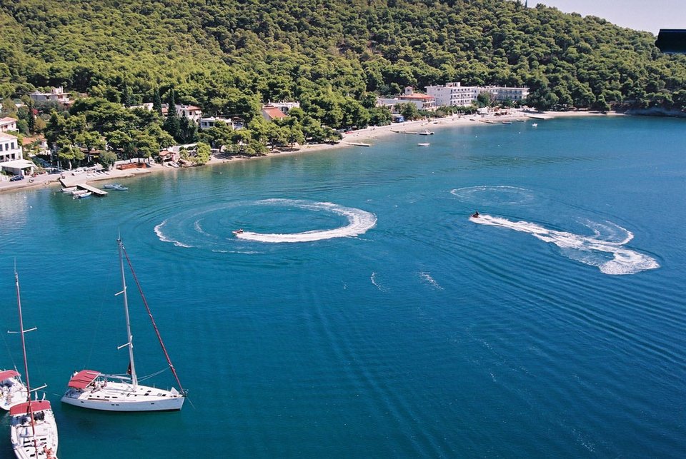 Mια ανάσα δρόμος: Δύο από τα ομορφότερα νησιά της Ελλάδας δίπλα στην Αθήνα [εικόνες] | iefimerida.gr 2