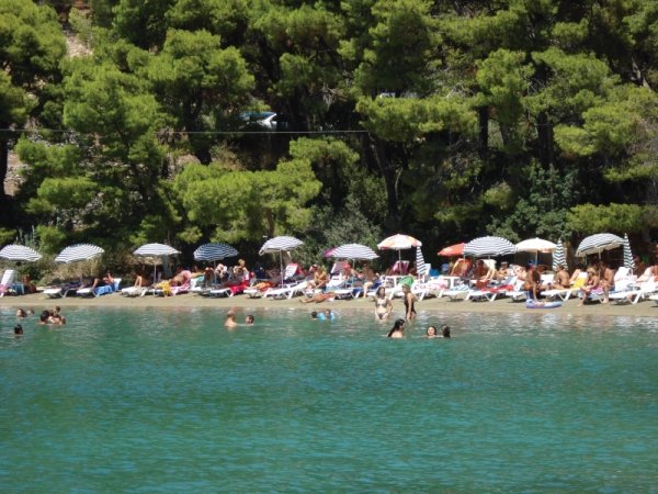 Mια ανάσα δρόμος: Δύο από τα ομορφότερα νησιά της Ελλάδας δίπλα στην Αθήνα [εικόνες] | iefimerida.gr 3