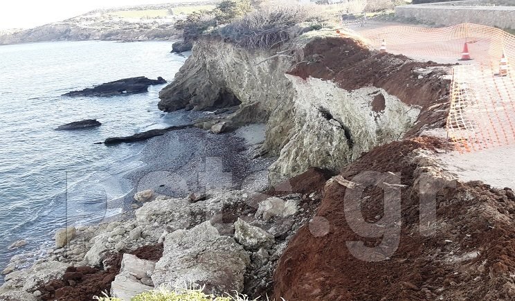 Πάρος: Παραλιακός δρόμος έπεσε στη... θάλασσα - Εχουν αποκολληθεί βράχια [εικόνες & βίντεο]  | iefimerida.gr 0