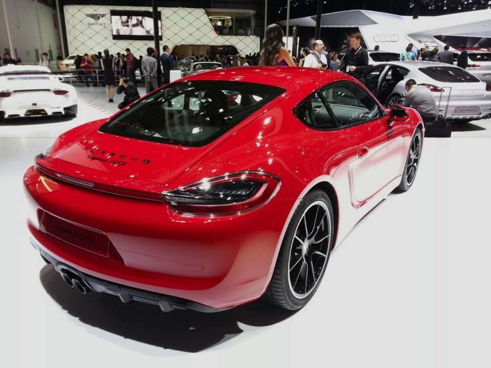 Δείτε τι συμβαίνει όταν μια Porche Cayman τρέχει σε πίστα για καρτ! [εικόνες&βίντεο] | iefimerida.gr 2