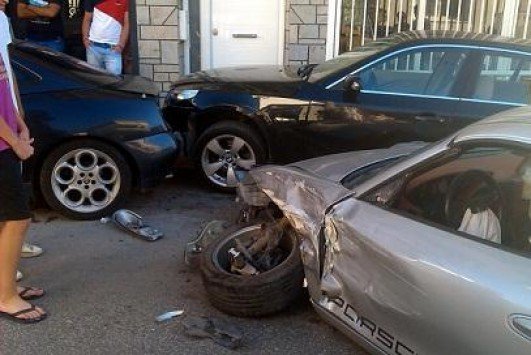 Καραμπόλα πολλών κυβικών στην Αχαϊα: Πόρσε τράκαρε με BMW, τζιπ και Alfa Romeo [εικόνες] | iefimerida.gr 0