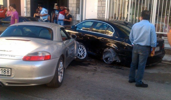 Καραμπόλα πολλών κυβικών στην Αχαϊα: Πόρσε τράκαρε με BMW, τζιπ και Alfa Romeo [εικόνες] | iefimerida.gr 1