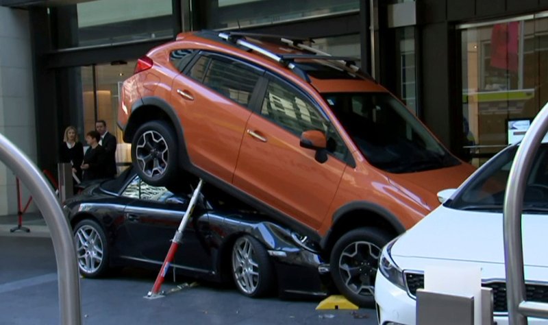 Ο χειρότερος παρκαδόρος του κόσμου – Διέλυσε μια μαύρη Porsche Carrera [εικόνες]  | iefimerida.gr 1