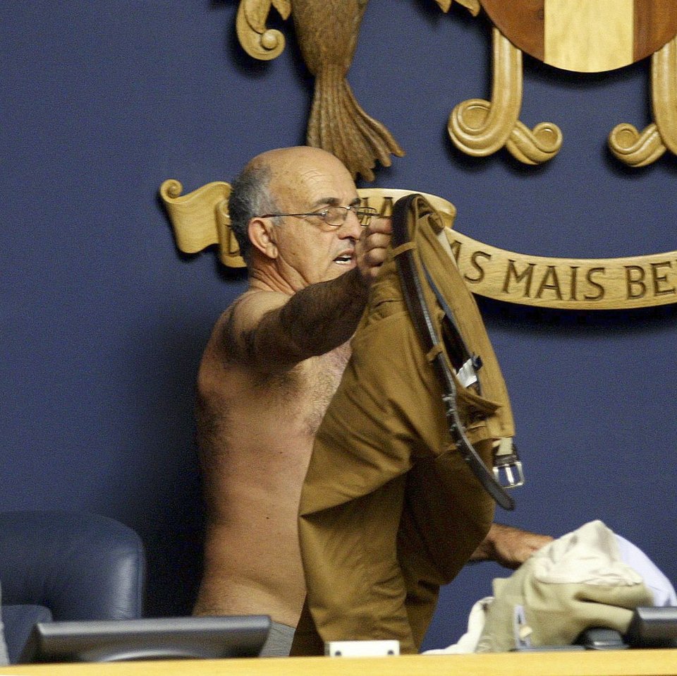 Πορτογαλία: Βουλευτής ξεγυμνώθηκε στο Κοινοβούλιο γιατί του έκοψαν το μισθό [εικόνες] | iefimerida.gr 1