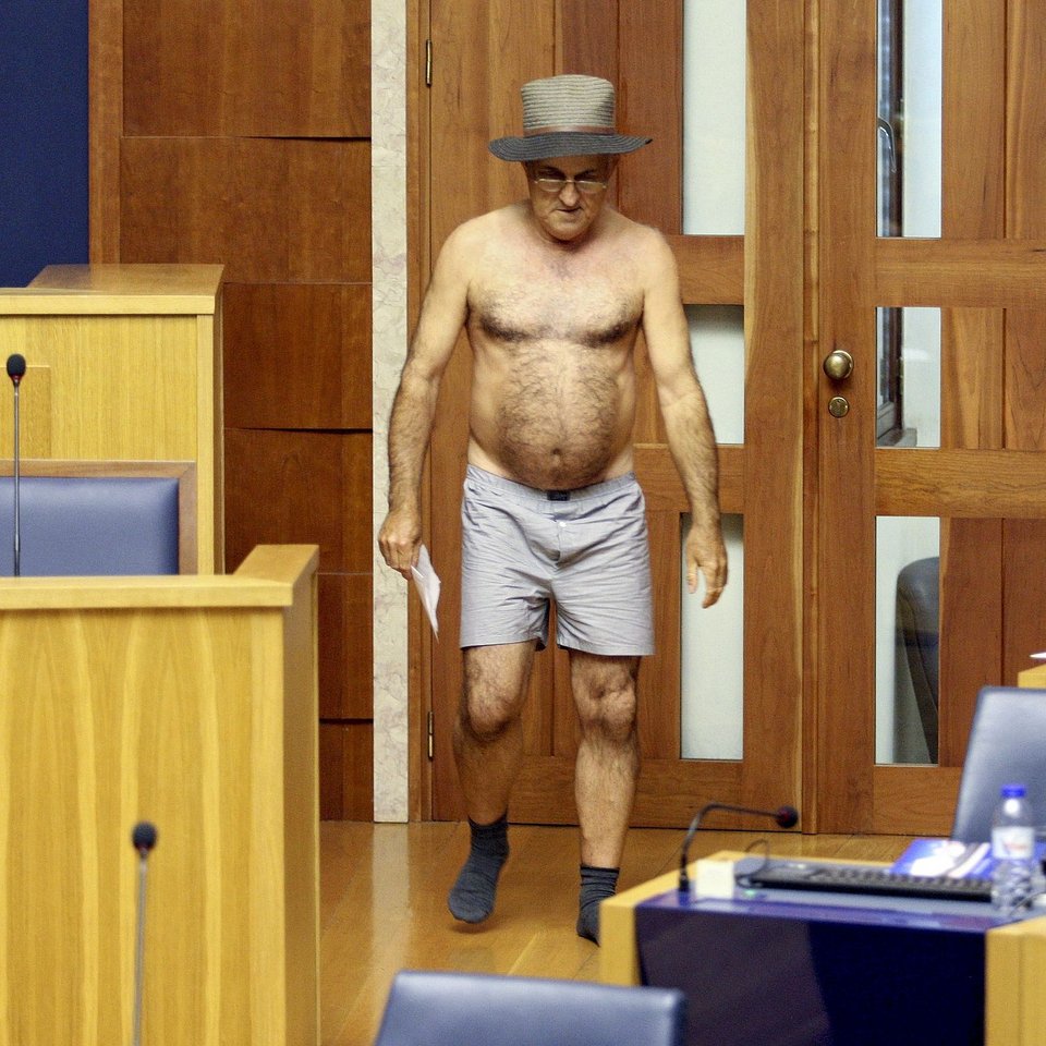 Πορτογαλία: Βουλευτής ξεγυμνώθηκε στο Κοινοβούλιο γιατί του έκοψαν το μισθό [εικόνες] | iefimerida.gr 0