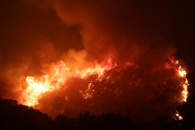 Τουρίστες φεύγουν όπως όπως από τις παραλίες, φλόγες ξεπηδούν από παντού -Tεράστια φωτιά στη Γαλλική Ριβιέρα [εικόνες] | iefimerida.gr 13