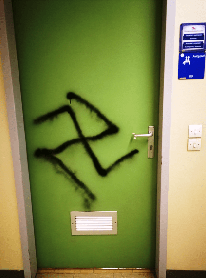 Άγνωστοι ζωγράφισαν τη σβάστικα σε πόρτα του Πανεπιστημιακού Νοσοκομείου Ιωαννίνων | iefimerida.gr 0