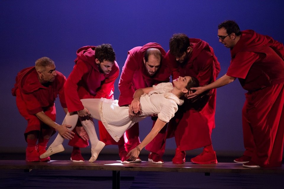 Η Ξένια Καλογεροπούλου αφηγείται παραμύθια σε παιδιά [πρόγραμμα] | iefimerida.gr 0