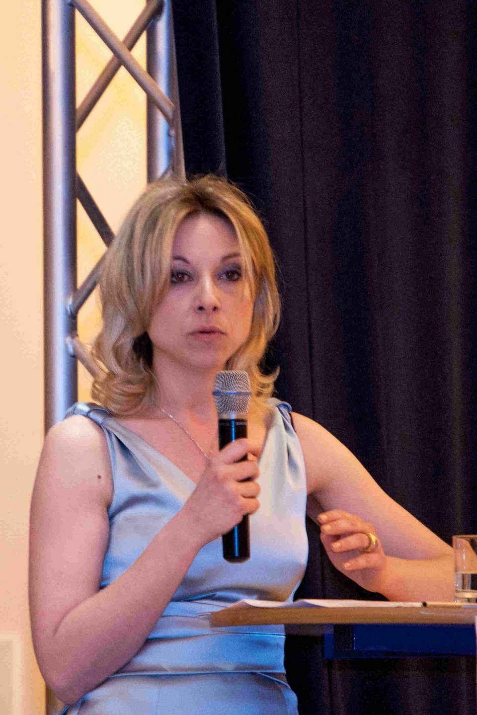 Μια όμορφη δήμαρχος υποψήφια για την ηγεσία της γαλλικής Δεξιάς [εικόνες] | iefimerida.gr 0