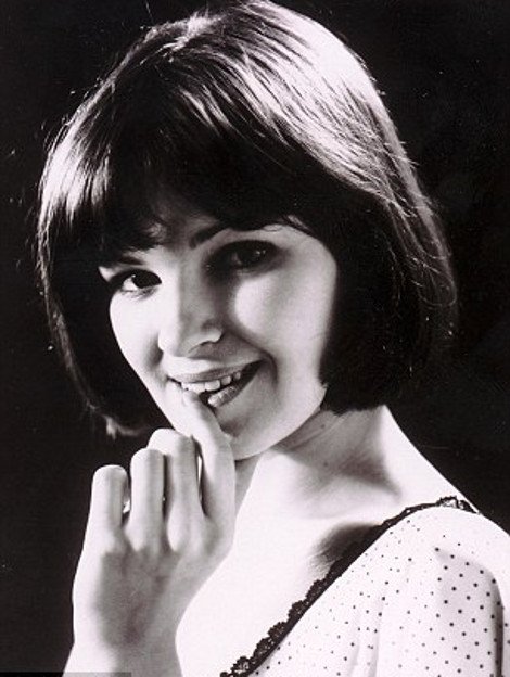 Η «ιέρεια» των cougars γράφει βιβλίο και σοκάρει: Είμαι 61 ετών και δεν μπορώ να αντισταθώ στους 20χρονους [εικόνες] | iefimerida.gr 2