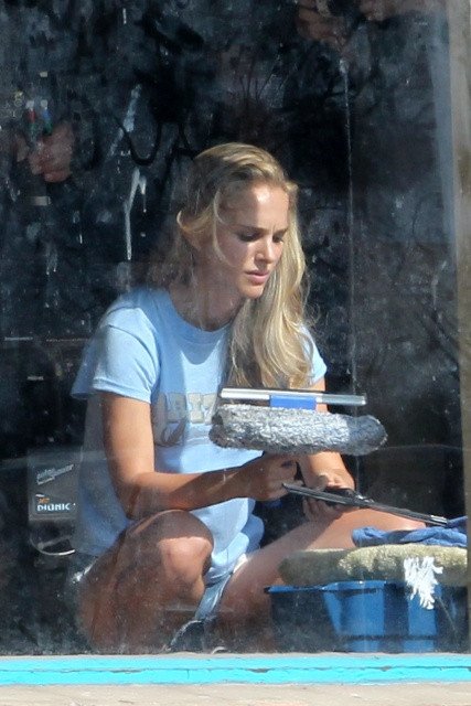 Η Νάταλι Πόρτμαν σε ρόλο καθαρίστριας, πλένει... τζάμια [εικόνες] | iefimerida.gr 1