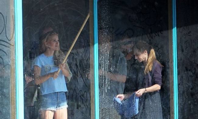 Η Νάταλι Πόρτμαν σε ρόλο καθαρίστριας, πλένει... τζάμια [εικόνες] | iefimerida.gr 3