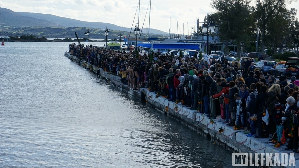 Tα «ευλογημένα» πορτοκάλια -Το περίεργο έθιμο στον αγιασμό των υδάτων σε Λευκάδα και Ναύπλιο [εικόνες] | iefimerida.gr 1