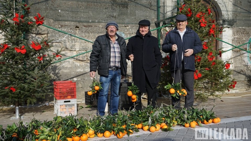Tα «ευλογημένα» πορτοκάλια -Το περίεργο έθιμο στον αγιασμό των υδάτων σε Λευκάδα και Ναύπλιο [εικόνες] | iefimerida.gr 0