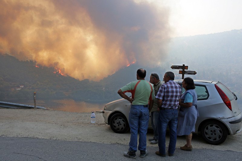 Τεράστιες φωτιές και στην Πορτογαλία -300 άνθρωποι εγκατέλειψαν τα σπίτια τους | iefimerida.gr 0