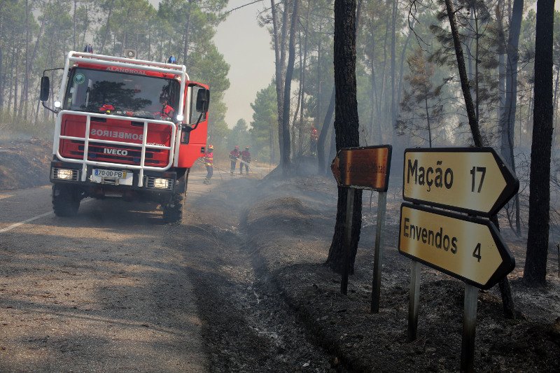 Τεράστιες φωτιές και στην Πορτογαλία -300 άνθρωποι εγκατέλειψαν τα σπίτια τους | iefimerida.gr 1