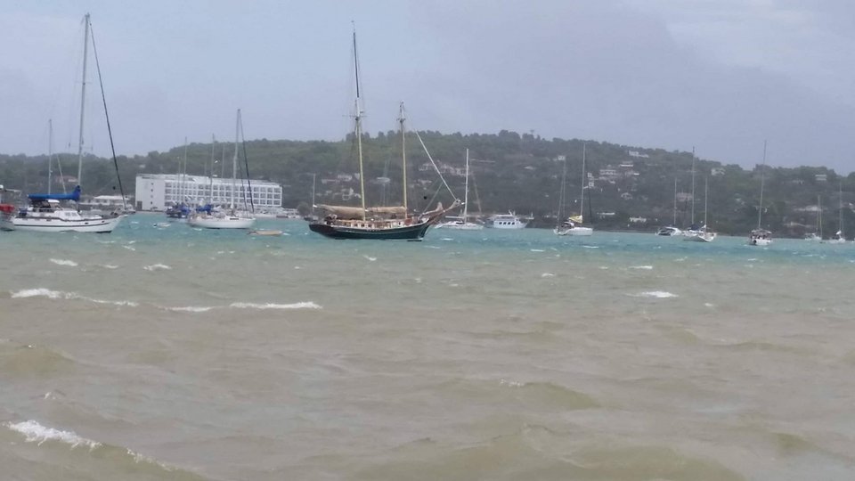 Ο κυκλώνας «Ζορμπάς» συνεχίζει ακάθεκτος την πορεία του στην Ελλάδα.