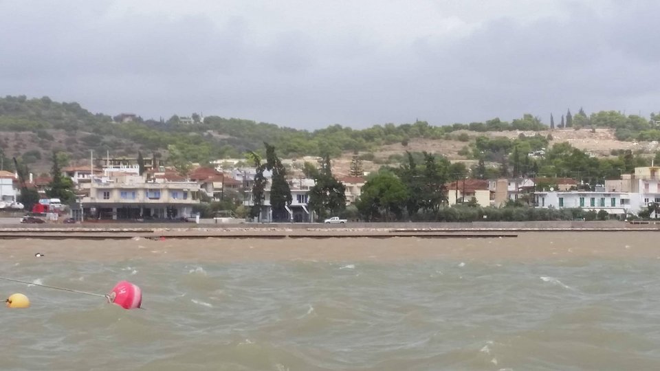 Οι κεντρικοί δρόμοι στο Πόρτο Χέλι έχουν πλημμυρίσει από την βροχή, με αποτέλεσμα τα αυτοκίνητα με δυσκολία να κινούνται στην περιοχή.