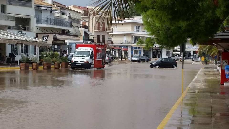 Πλημμυρισμένα είναι και τα πεζοδρόμια, πράγμα που δυσκολεύει στην κυκλοφορία τους και τους κατοίκους.