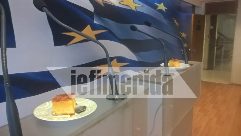 Ο Τσακαλώτος μοίρασε στο ΥΠΟΙΚ την πορτοκαλόπιτα που «κέρδισε» [εικόνες] | iefimerida.gr 0