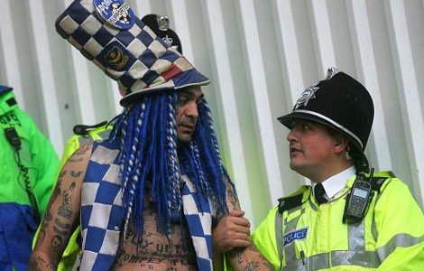 Τις καθημερινές βιβλιοπώλης, τις... Κυριακές γραφικός οπαδός [εικόνες & βίντεο] | iefimerida.gr 1