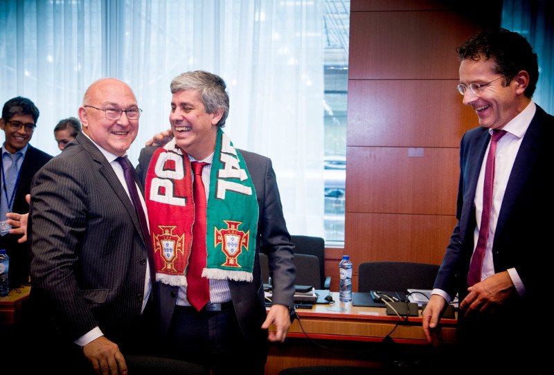 Ο Πορτογάλος ΥΠΟΙΚ ακόμη πανηγυρίζει για το Euro -Πήγε στο Eurogroup με κασκόλ της εθνικής ομάδας [βίντεο] | iefimerida.gr 0