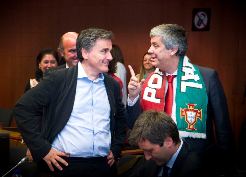 Ο Πορτογάλος ΥΠΟΙΚ ακόμη πανηγυρίζει για το Euro -Πήγε στο Eurogroup με κασκόλ της εθνικής ομάδας [βίντεο] | iefimerida.gr 1