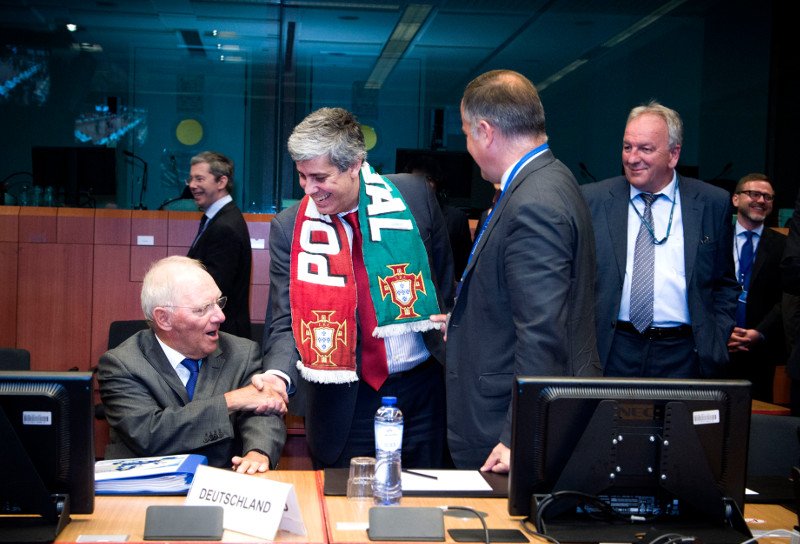 Ο Πορτογάλος ΥΠΟΙΚ ακόμη πανηγυρίζει για το Euro -Πήγε στο Eurogroup με κασκόλ της εθνικής ομάδας [βίντεο] | iefimerida.gr 3