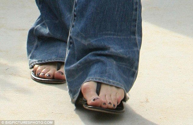 Γιατί η Μπέκαμ φοράει υπερβολικά μακριά φορέματα & παντελόνια -Τι κρύβει [εικόνες] | iefimerida.gr 2