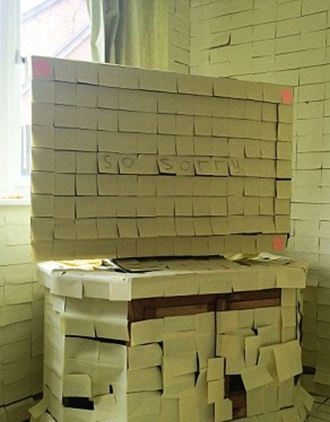 Ζευγάρι γύρισε από το μήνα του μέλιτος και βρήκε το σπίτι του καλυμμένο με 14.000 κίτρινα post it -Η φάρσα που τους σκάρωσαν [εικόνες] | iefimerida.gr 2