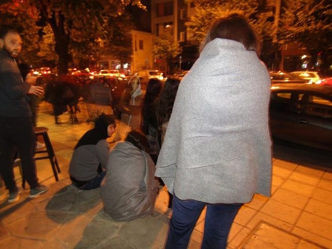 Στο χορό των μετασεισμών η Ηπειρος: 2η νύχτα στις πλατείες οι Γιαννιώτες [εικόνες] | iefimerida.gr 0