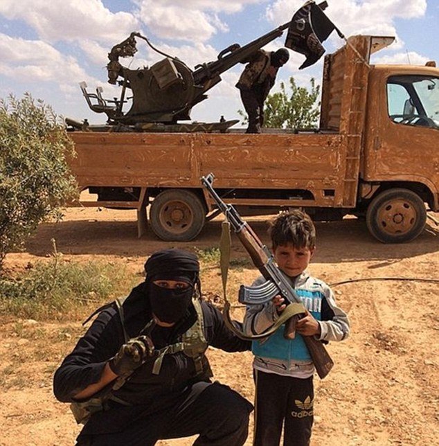 Ο τρομοκράτης πίσω από τον Τζιχάντι Τζον: Στο μικροσκόπιο 27χρονος που προσποιήθηκε τον νεκρό για να μπει στη Βρετανία [εικόνες] | iefimerida.gr 4