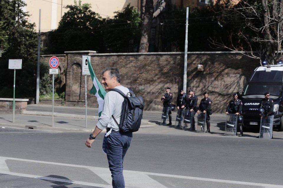 Ο Σταύρος Θεοδωράκης διαδηλώνει στη Ρώμη [εικόνες & βίντεο] | iefimerida.gr 0