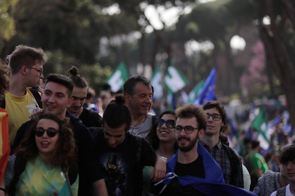 Ο Σταύρος Θεοδωράκης διαδηλώνει στη Ρώμη [εικόνες & βίντεο] | iefimerida.gr 1