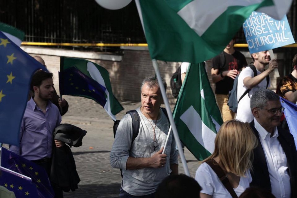 Ο Σταύρος Θεοδωράκης διαδηλώνει στη Ρώμη [εικόνες & βίντεο] | iefimerida.gr 2