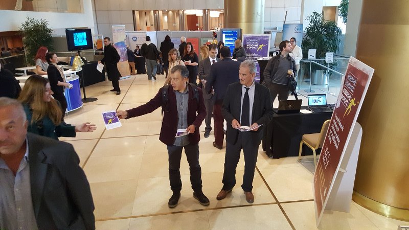 Θεοδωράκης και Λυκούδης με το ερωτηματολόγιο στο χέρι [εικόνες] | iefimerida.gr 2