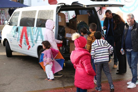 Το Ποτάμι μαζεύει είδη για τους πρόσφυγες με ένα λευκό βανάκι [εικόνες] | iefimerida.gr 2