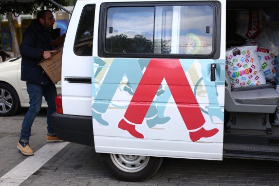 Το Ποτάμι μαζεύει είδη για τους πρόσφυγες με ένα λευκό βανάκι [εικόνες] | iefimerida.gr 3