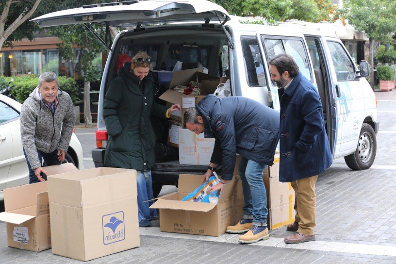 Το Ποτάμι μαζεύει είδη για τους πρόσφυγες με ένα λευκό βανάκι [εικόνες] | iefimerida.gr 1