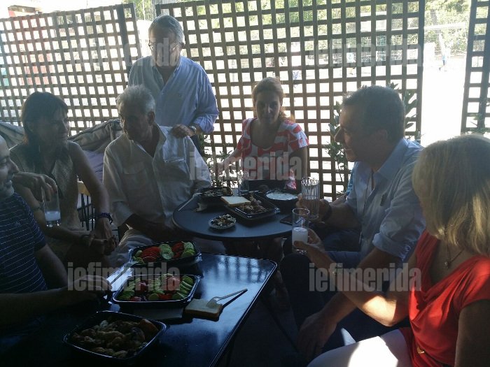 Με λιχουδιές από τα χέρια της μητέρας του έκανε το «προεκλογικό» τραπέζι ο Θεοδωράκης [εικόνες] | iefimerida.gr 1